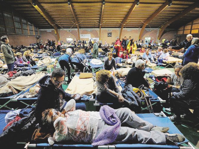 Pazienti - La sistemazione provvisoria per i ricoverati all’ospedale di Matelica, evaquato dopo le scosse - Ansa