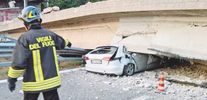 >>>ANSA/ CROLLA UN CAVALCAVIA NEL LECCHESE, AUTO INTRAPPOLATE