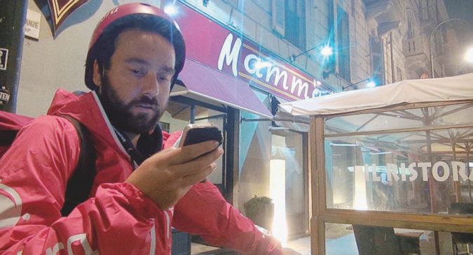 Casco rosa - Daniele, rider senior, ovvero fattorino “anziano”, sfreccia in bicicletta per le strade di Torino