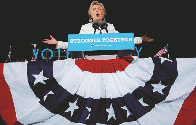 Hillary Clinton sul palco di Ft. Lauderdale, in Florida; la sfida con Trump è ancora aperta - Ansa
