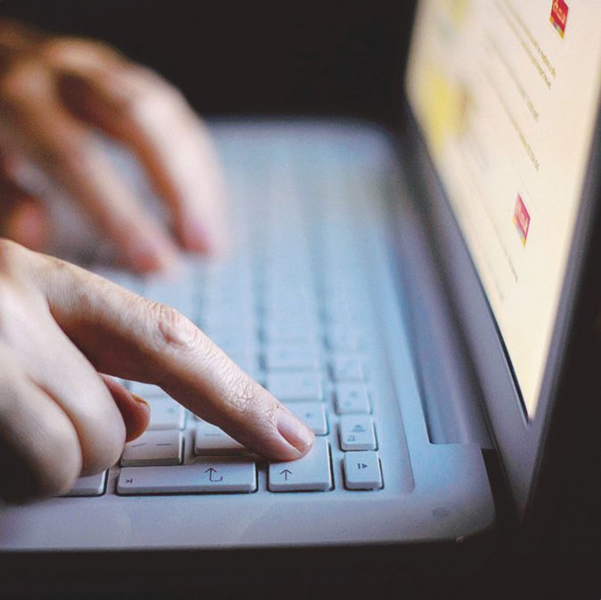 Tastiera e dita - Sono ore, ore e ore che passiamo tutti i giorni davanti al computer - Ansa