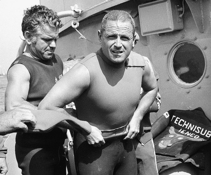 In apnea - Enzo Maiorca si prepara per l’immersione, a Sorrento nel settembre del 1994 - Ansa