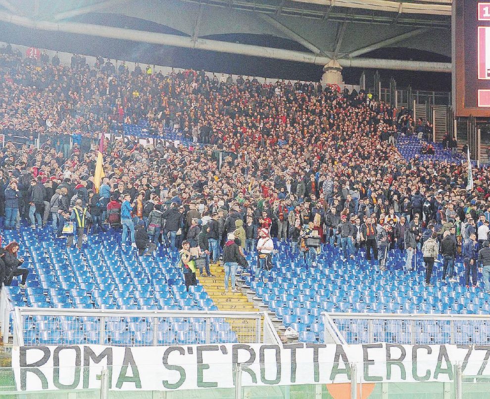 Calcio: Roma; 0-3 Fiorentina a metà pt, Curva Sud si svuota