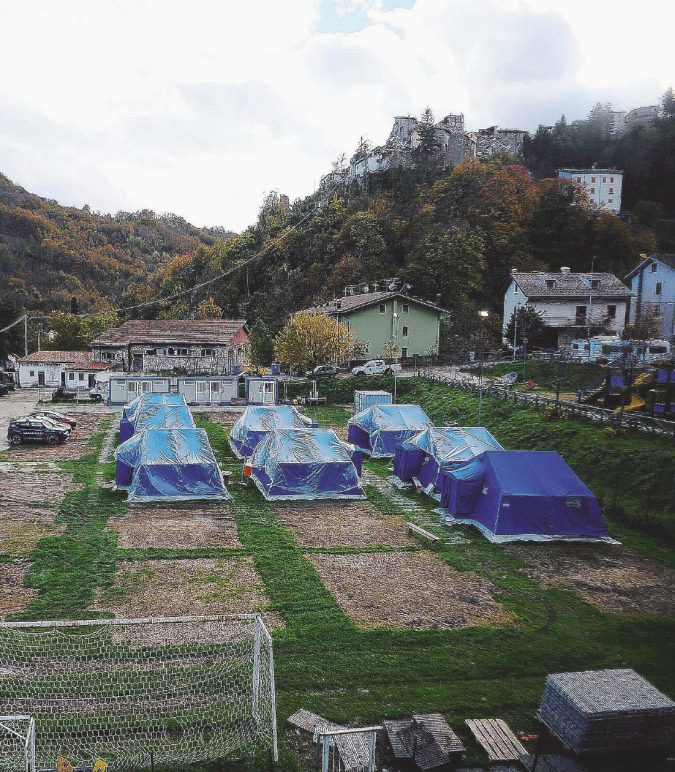 Tendopoli - Le sistemazioni in tenda, per i terremotati di Arquata del Tronto, al campo sportivo - LaPresse