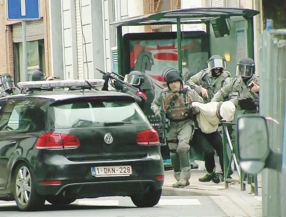 Pericolo pubblico - Salah Abdeslam, unico superstite del commando jihadista delle stragi parigine arrestato a Molenbeek il 18 marzo scorso - Reuters