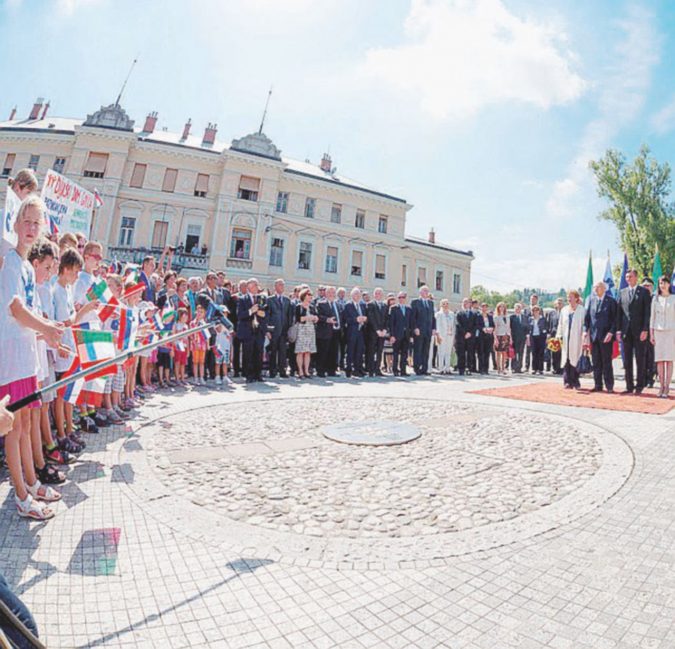 La piazza Tra Gorizia e Nova Gorica: la piazza della Transalpina è metà italiana e metà slovena - Ansa