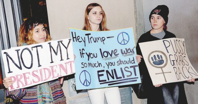 Studenti che contestano l’elezione di Donald Trump