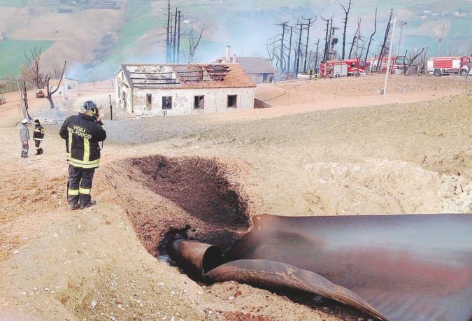 Incendio metanodotto: tre esplosioni, feriti