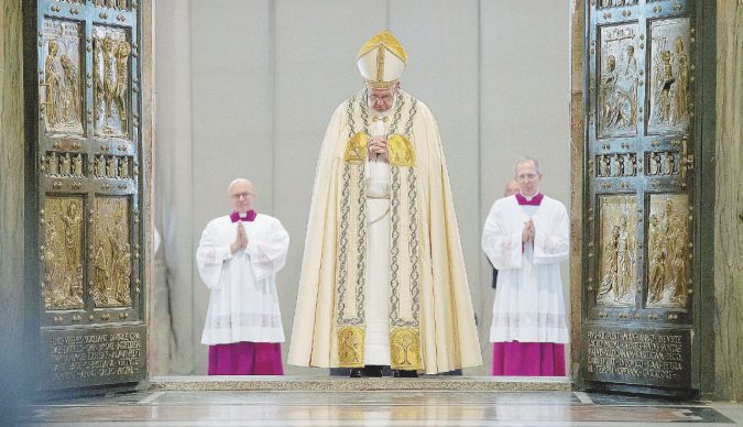 La fine del Giubileo - Papa Francesco, domenica mattina a Roma, mentre chiude la Porta Santa - Ansa