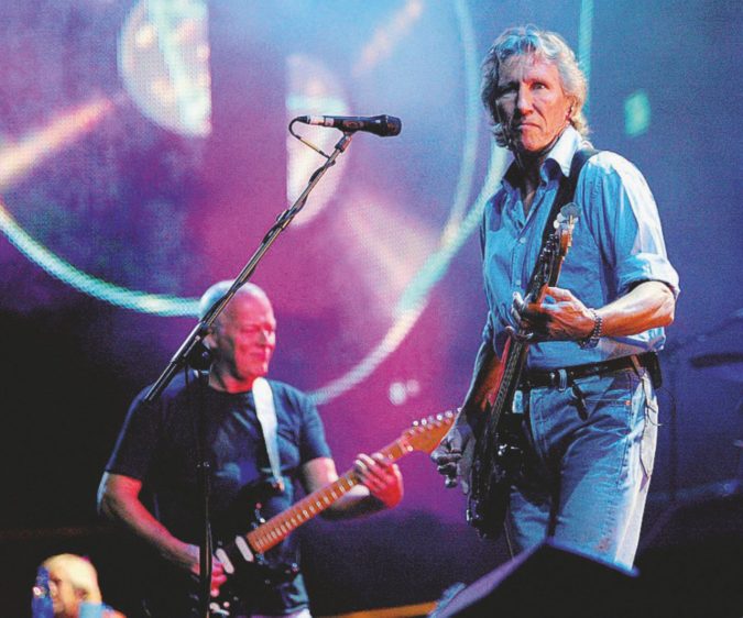 Noi siamo leggenda - Roger Waters e David Gilmour, due leader storici dei Pink Floyd, in un concerto a Londra del 2005 - Ansa
