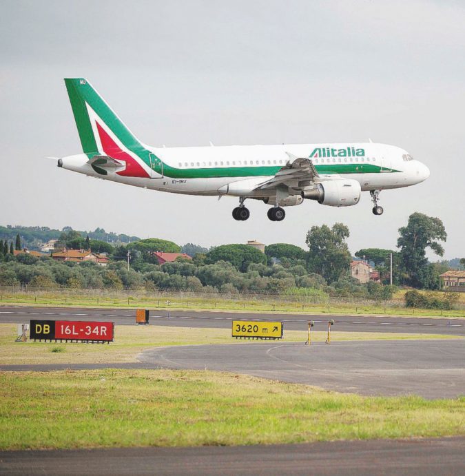 Fine carriera - Manager Alitalia licenziato per non aver partecipato a una cena - Ansa