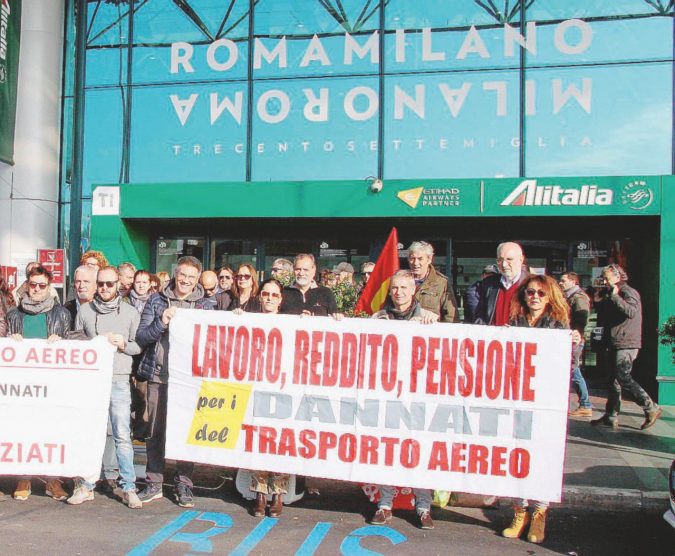 Alitalia: protesta ex dipendenti all'aeroporto di Fiumicino