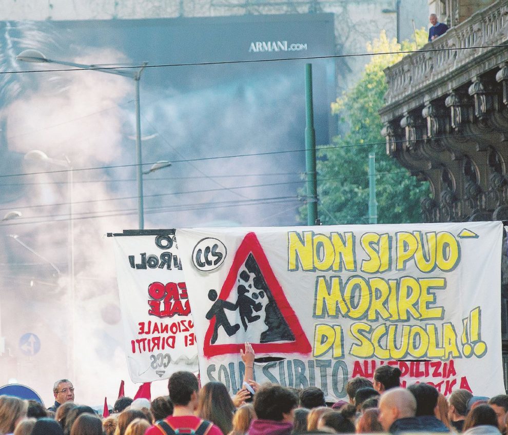Milano, corteo studentesco contro la Buona Scuola, il Jobs Act e il lavoro gratuito
