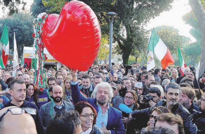Tricolore - Grillo ha portato in corteo un cuore bardato col tricolore - LaPresse