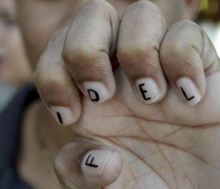 Leoanis, a student who is studying journalism, shows his marked fingernails as he pays tribute to Cuba's late President Fidel Castro in Santiago de Cuba, Cuba, November 28, 2016.    REUTERS/Alberto Reyes