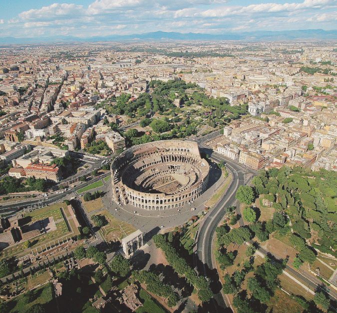 Una veduta aerea con Colosseo