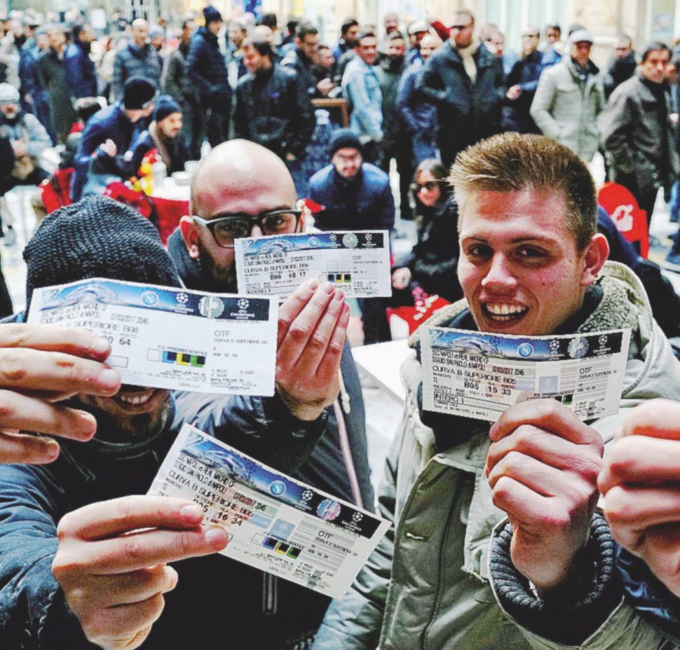Calcio: biglietti Napoli-Real, tifosi in fila dall'alba