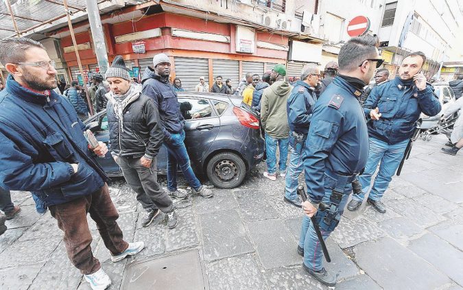 Nel rione - Le forze dell’ordine in via Annunziata, a Napoli, dopo l’agguato - Ansa
