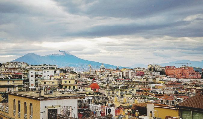Napoli e le due città sempre in guerra tra turisti e paranze