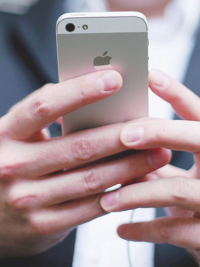 Occhi in basso - Sono due miliardi le foto caricate ogni giorno su Facebook - Ansa