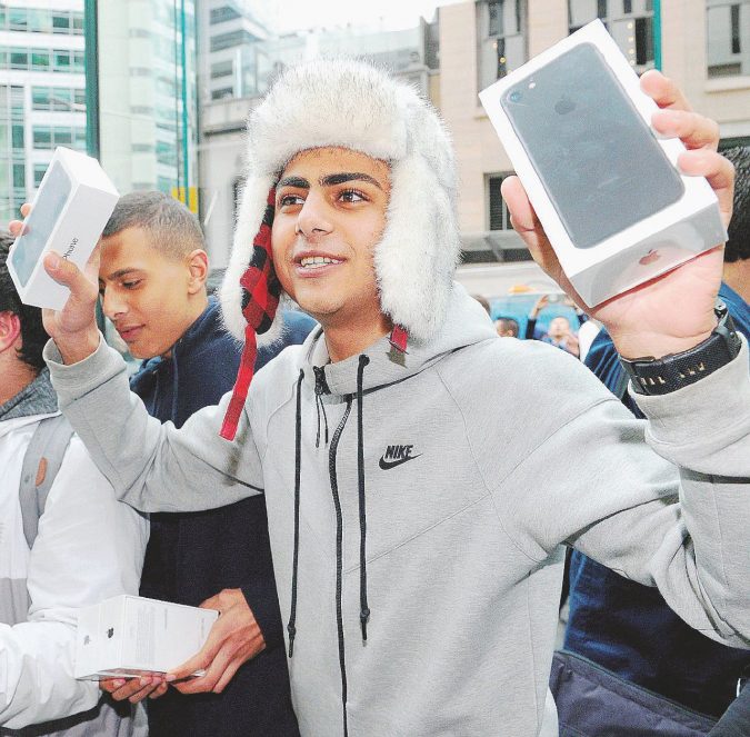 In coda per un telefono - Ragazzo australiano esulta dopo una lunga coda per essersi accaparrato due iPhone7 nel giorno dell’uscita - Ansa