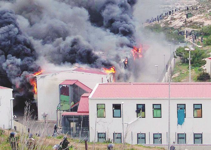IMMIGRAZIONE: SCONTRI IN CIE LAMPEDUSA, CENTRO IN FIAMME
