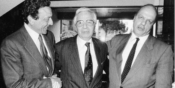 Venerabile - Licio Gelli, gran maestro della P2, coi suoi avvocati dopo la sua scarcerazione nel 1988 - Ansa
