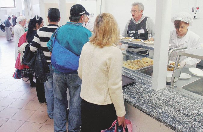 CRISI: MILANO; IN MENSA LA VERGOGNA DEI NUOVI POVERI