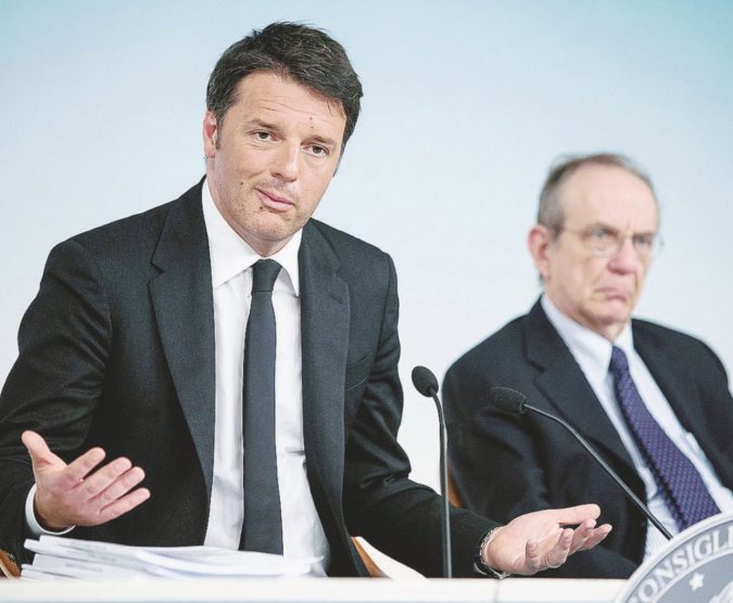 Il grande azzardo - Matteo Renzi e Pier Carlo Padoan: la loro manovra 2017 è stata di fatto bocciata - Ansa