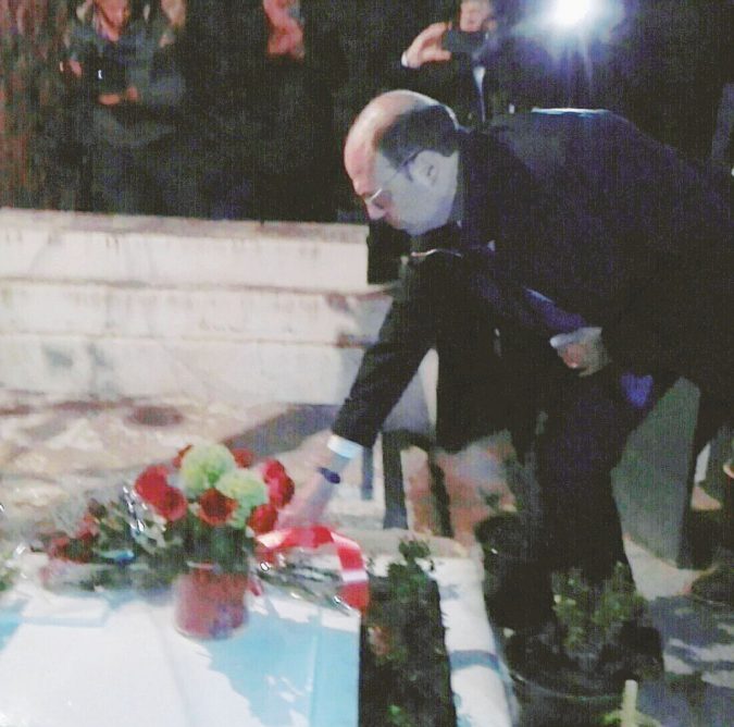 ++ Alfano depone rose sulla tomba di Craxi a Hammamet ++