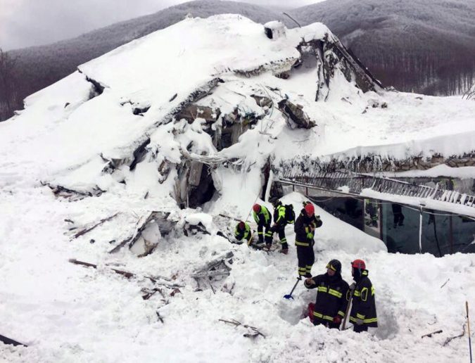 Italy quake, Abruzzo hotel hit by avalanche snow