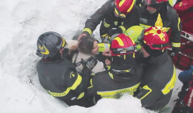 I Vigili del Fuoco estraggono sopravvissuti dall'Hotel Rigopiano