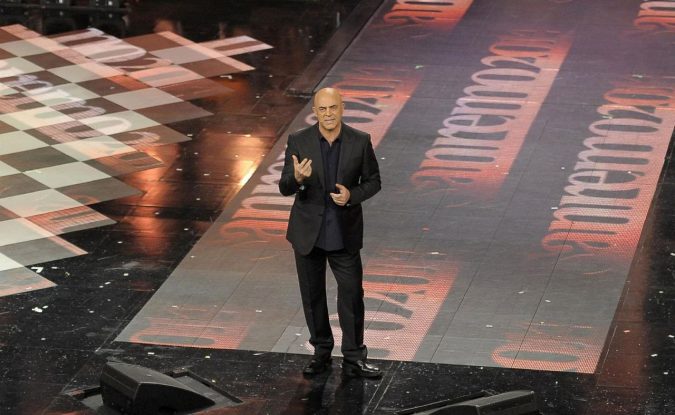 Sanremo: Crozza sul palco nascosto dallo scudo della pace