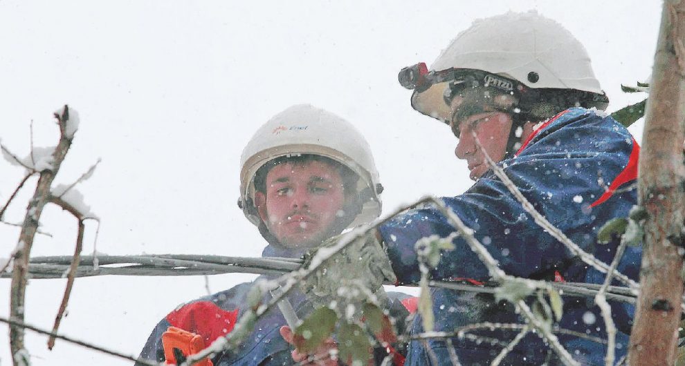 Al buio - Tecnici dell’Enel durante un intervento in Abruzzo. Migliaia di famiglie sono rimaste al buio - Ansa