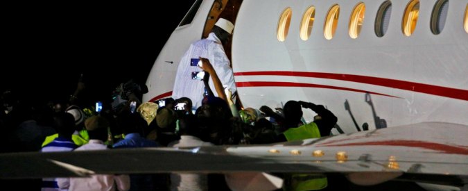 Gambia, il dittatore Jammeh scappa con 11 milioni di dollari dello Stato e auto di lusso