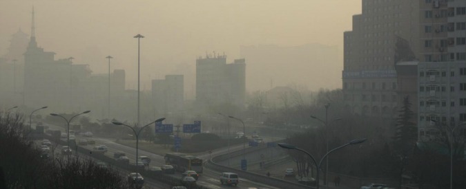 Cina, agenti anti-smog a Pechino: nel mirino anche i barbecue