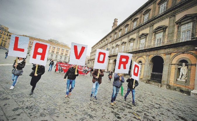 In piazza - Nella foto, una protesta per il lavoro che non c’è a Napoli - Ansa