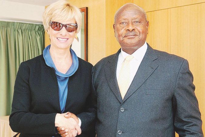 Il ministro della Difesa Roberta Pinotti in Angola