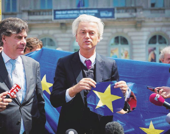 Geert Wilders, il leader PVV taglia una stella della bandiera europea.