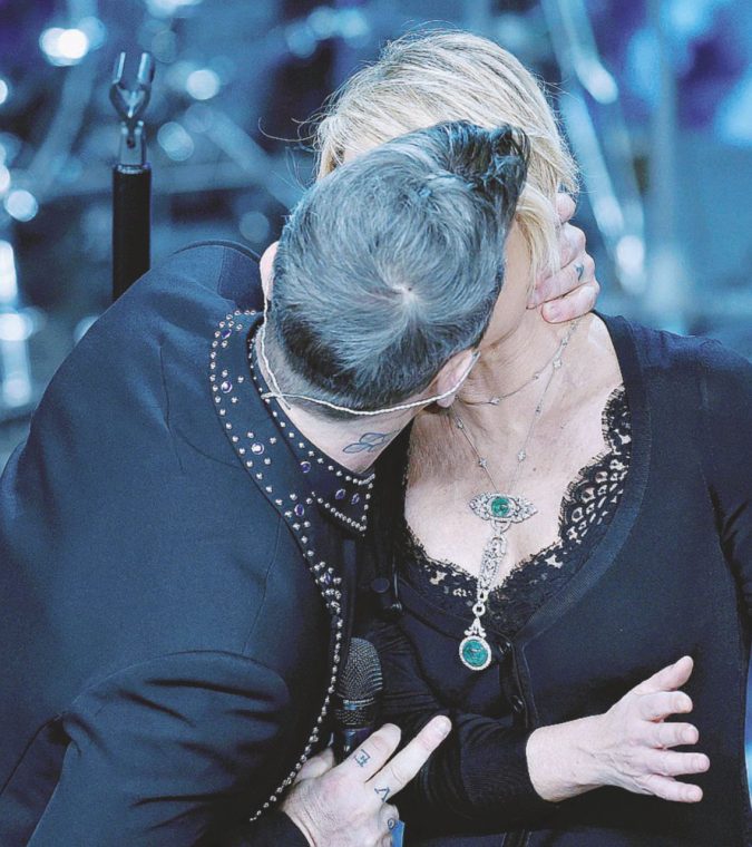 >>>ANSA/ Giorgia incanta Sanremo, Robbie bacia Maria, Totti star