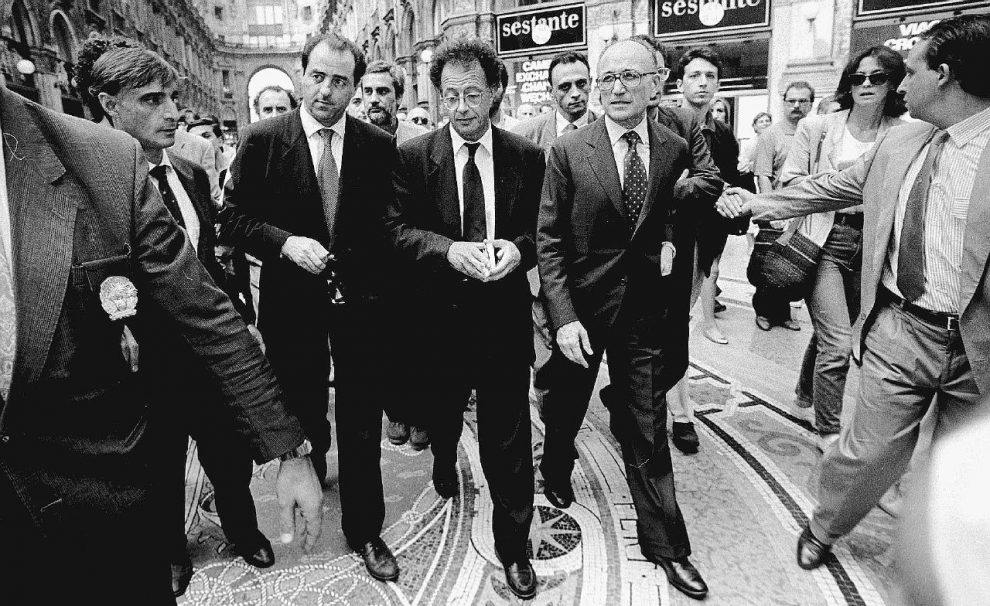 Bettino Craxi e Berlusconi. Nella foto grande Antonio Di Pietro, Gherardo Colombo e Francesco Saverio Borrelli  –  Ansa/Fotogramma