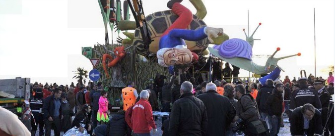 Follonica, crolla parte di un carro di Carnevale che ritraeva Renzi: cinque feriti, uno in codice rosso