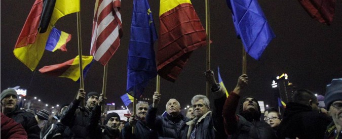 Romania, governo “battuto” dalla piazza. Ritirate le leggi “salva corrotti”