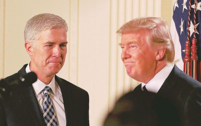 Neil Gorsuch con Donald Trump al momento della nomina -  Reuters