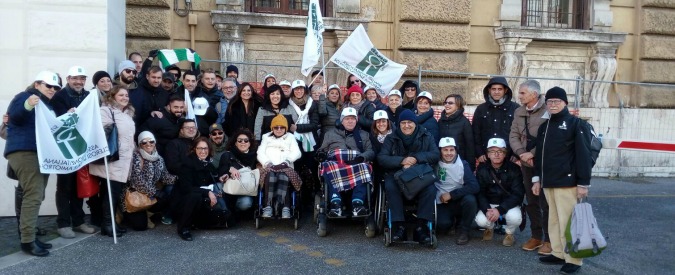 Disabili in piazza a Roma contro il taglio al Fondo non autosufficienza: “Il governo non lasci soli i più deboli”