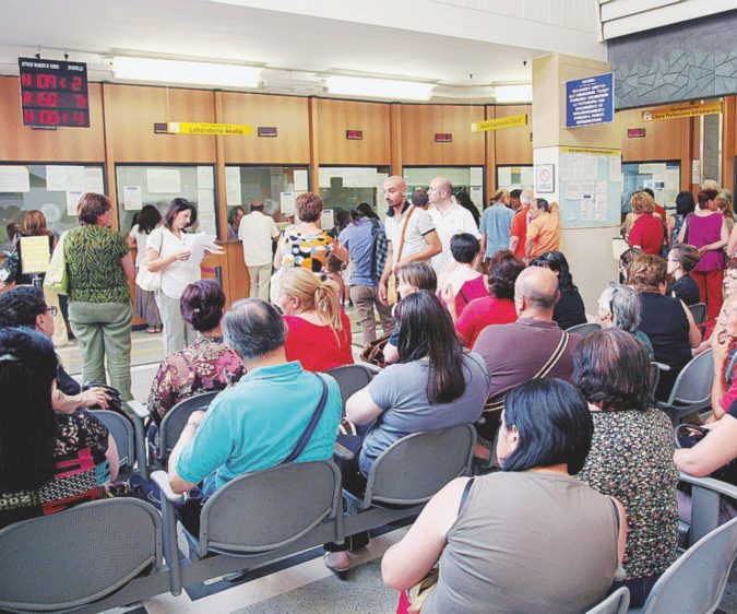 Tutti in fila - Un’immagine tipica nelle nostre strutture pubbliche: i cittadini in fila agli sportelli dell’ospedale - Ansa