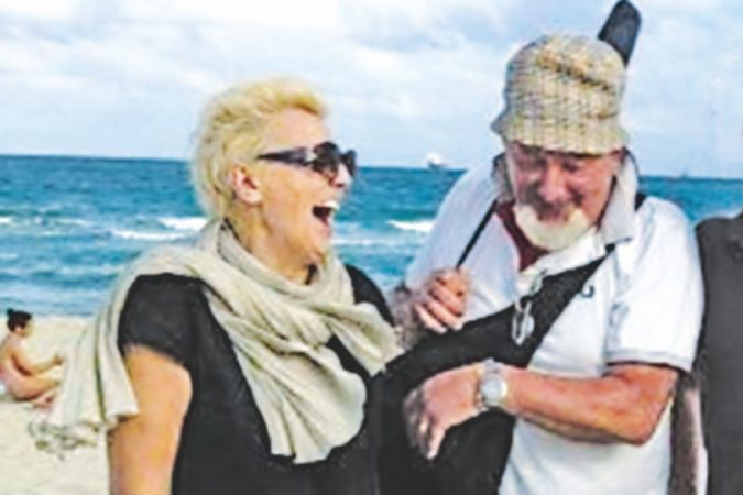 Al mare - I genitori dell’ex premier in una foto postata sul profilo Facebook di Tiziano
