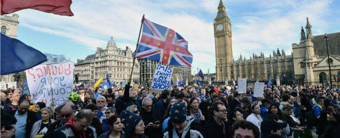 Brexit, marcia a Londra di migliaia persone: “Unite for Europe”. Omaggio alle vittime dell’attentato