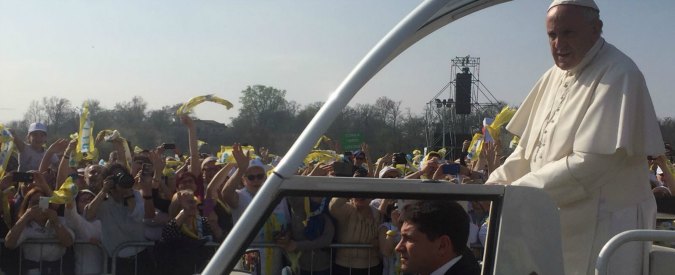 Papa Francesco a Monza, un milione di persone al parco per la Messa. Bergoglio: “L’incontro con Dio avviene ai margini, in periferia”