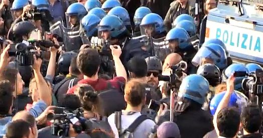 Roma, tensione alla manifestazione Eurostop. Polizia blocca i manifestanti